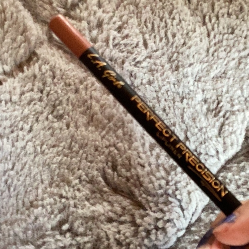 Nude lip liner
